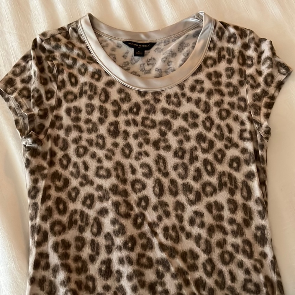BANANA REPUBLIC Champagne color Leopard Print Tee silk collar